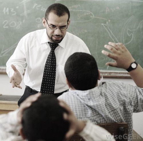 insultă și strigă la un profesor