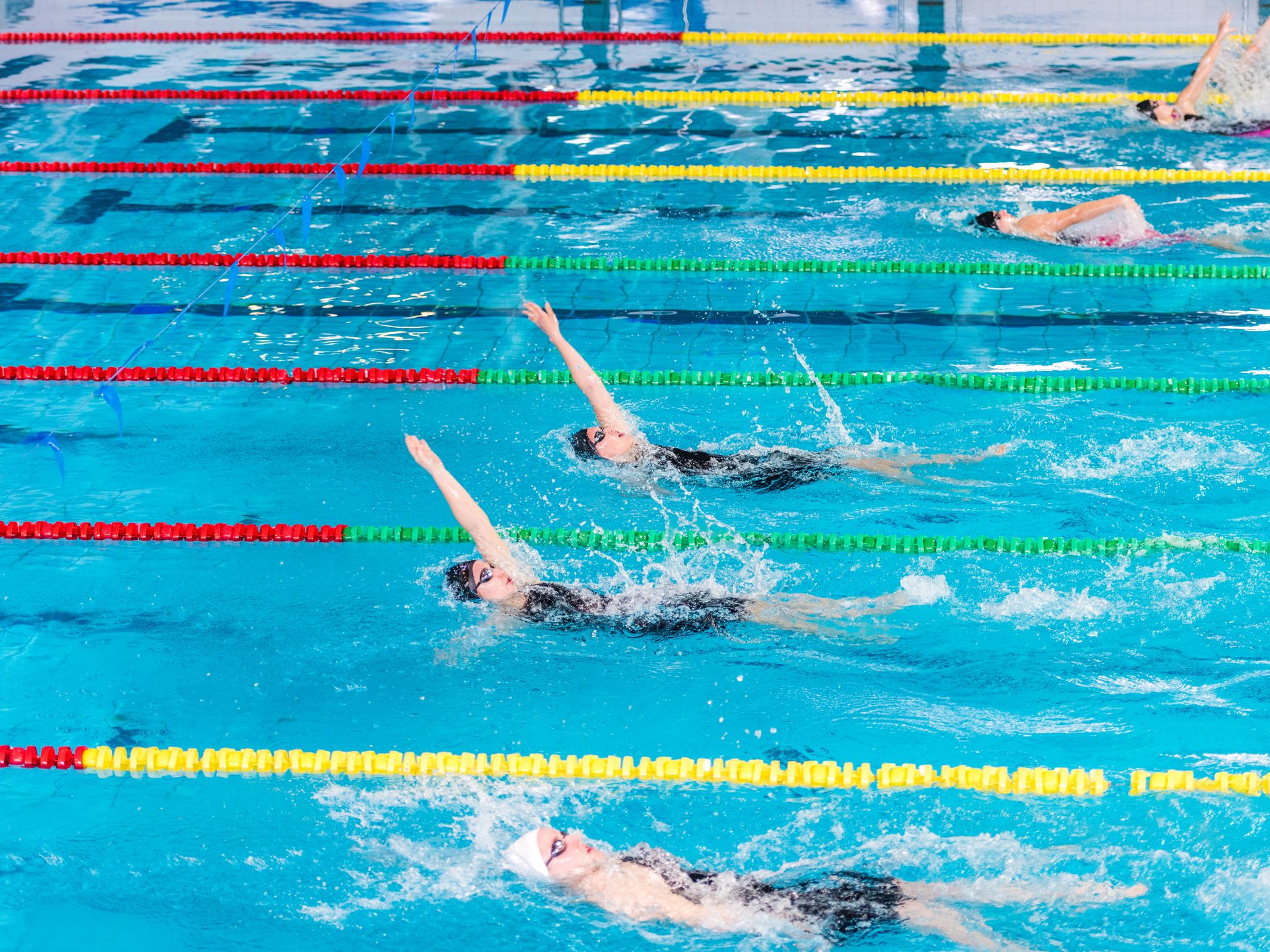 ¿La natación es movimiento lineal?